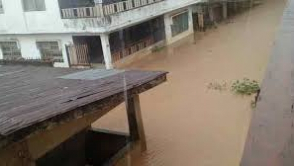 Flood takes over Abeokuta roads, as Ogun River overflows 